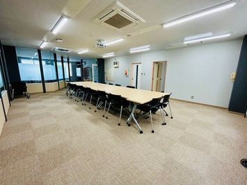 JK Room 潮見 多目的セミナールーム 天吊りプロジェクターあり、大規模多目的セミナールームの室内の写真