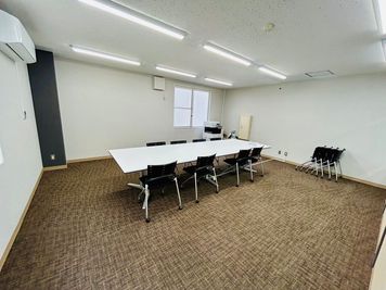 JK Room 潮見 多目的セミナールーム 天吊りプロジェクターあり、大規模多目的セミナールームの室内の写真