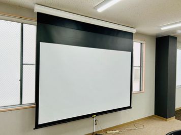 JK Room 潮見 多目的セミナールーム 天吊りプロジェクターあり、大規模多目的セミナールームの室内の写真