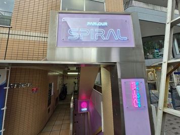 会場の入り口です。こちらの階段から下って入ってください。 - PARLOUR『SPIRAL』 イベントスペースの外観の写真