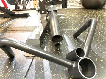 Tバーローイングも行えます♪
オリンピックバー(20kg)をご利用くださいませ - パーソナルトレーニングジム HORNET GYM 中野店 【中野駅３分12月OPEN★】レンタルトレーニングジム【30㎡】の設備の写真