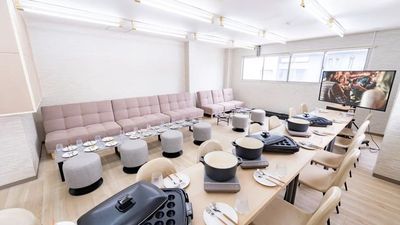 ゆったりくつろげるソファ席✨ - ひろこばぁちゃんのスペース心斎橋店 11名～25名様専用の室内の写真