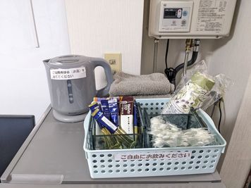 湯沸しポット　飲み物はご自由にご利用下さい - 桂駅東口徒歩2分 oze room oze room 3Fの設備の写真