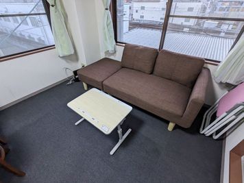 オットマン付きのソファー - 桂駅東口徒歩2分 oze room oze room 3Fの設備の写真