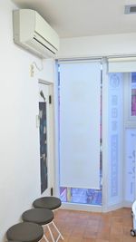 空調設備完備しております。エアコンの下にある扉の中にはティッシュやトイレットペーパーや除菌シート、掃除機など置いてます。 - 藤田家 貸空間 【サカエマチ商店街】 貸し教室、貸し会議室の設備の写真