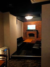 6人掛けの広々ソファー席 - カワナミ福岡西新ビル GUZEL福岡 - Karaoke Bar カラオケ バーの室内の写真