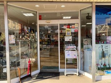 化粧品店へ入っていただき手前左手の階段にて２階へ。常勤している女性スタッフがご案内します。 - レンタルスペース「ふじたや２０１」の外観の写真