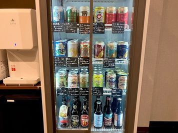 全国各地の地ビールもございます。（有料） - 10月19日開店『ReBeCo（リビコ）』コワーキングスペース 【銀座一丁目駅】もみほぐし60分付き『コワーキングスペース』の設備の写真