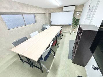 土足禁止です、靴箱に収納してください。 - WorkWork　 会議室の室内の写真