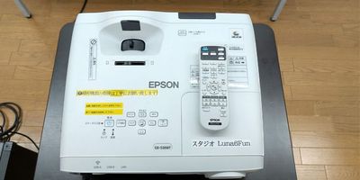 プロジェクター
EPSON EB-536WT (短焦点タイプ)
［入力端子］ミニD-Sub15pin、RCA、S端子、HDMI
［音声］RCA、ステレオミニ
 - 多目的貸しスタジオLunaFun（ルナファン） 年末年始のお得なプラン-レンタルスペース(西日暮里駅徒歩1分)の室内の写真