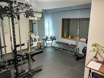 可変ベンチが二つありますのでグループトレーニングにも最適です。 - X-GYM（クロスジム） X-GYM(クロスジム)の室内の写真