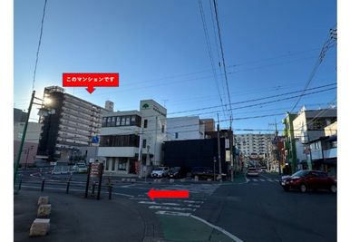 「小野不動産建設」の建物の手前で左折。突き当たりの交差点で左折し、２軒目のマンションです - JR古河駅５分のレンタルスペース【古河ベース】 会議・パーティー・動画撮影など【古河ベース】の外観の写真