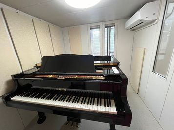 YAMAHA C3のグランドピアノ - NOOKBASE（ヌークベース）大倉山 音楽スタジオ・ワークスペースの室内の写真