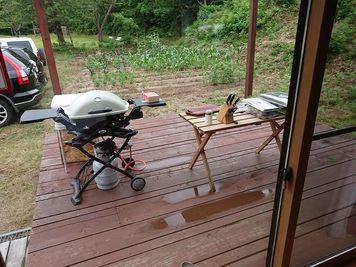 入口の横にウッドデッキがあるので、BBQが楽しめます。 - レンタルキッチンベコスロープ キッチン付きレンタルスペースの入口の写真