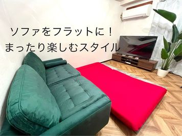 フラットにして4人でテレビ見たりゲームをしたり出来ます - 博多駅近のレトロ風スペース　 博多駅近！ミッドセンチュリー＆レトロなまったりスペースの室内の写真