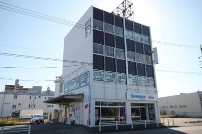 建物外観、駐車場は12台ございます。 - SHARE BLUE一宮 E：パーティルームの外観の写真