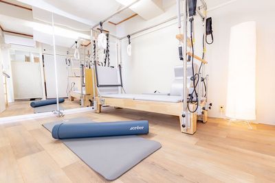 ピラティスだけでなく、マットヨガにも余裕のあるスペース。 - Pilates studio ata NIPPORI マシンピラティス個室スタジオの室内の写真