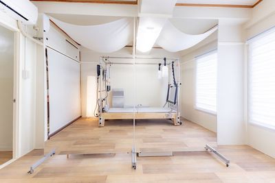 全身が写る大きな鏡2枚設置。 - Pilates studio ata NIPPORI マシンピラティス個室スタジオの設備の写真