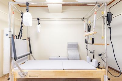 数多くのエクササイズに対応できるキャフォーマーを完備 - Pilates studio ata NIPPORI マシンピラティス個室スタジオの設備の写真