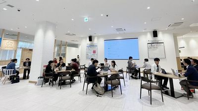 INNOVATION PARK OSAKA IZUMI 大スクリーンあり！イベントスペースの室内の写真