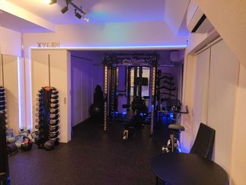 24時間ジム、待ち時間から開放 - XYLEM XYLEM fitnessの室内の写真