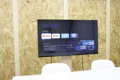 チューナーレスTV（40型）がございます。キャスターで移動可能、高さも調整可能です。 - Bee-Room レンタルスペース　Bee-Roomの設備の写真