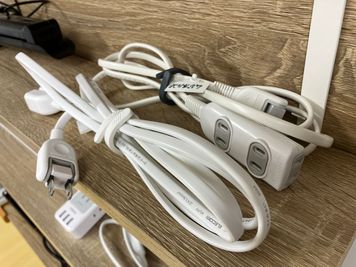 電源ケーブル - 24h無人ホルモン直売所 2階スペースの設備の写真