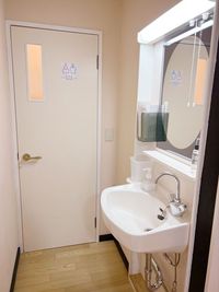 個室トイレ完備(男女共用) - 北千住レンタルサロン　イレミアの室内の写真