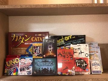 ボードゲーム、カードゲームを10種類以上取り揃えてあります。(使用料＝200円/1組につき) - 【遊び基地＆会議スペース】DECO新宿3丁目 1～2名様【新宿】繁華街ど真ん中❣基地＆仕事！セルフ清掃必須の室内の写真