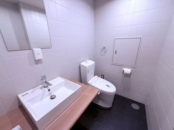 トイレも広々としており綺麗🚽✨ - Flexio堀江ワークスペース 🥳Flexio堀江ワークスペース①💡の設備の写真