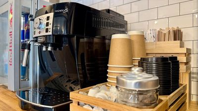 デロンギ(De'Longhi)
本場イタリアの豆から挽きたて、淹れたてのレギュラーコーヒーがお楽しみいただけます - 🌟1日利用がお得🌟コワーキングスペースBuzz Work Buzz Work コワーキングスペースの設備の写真