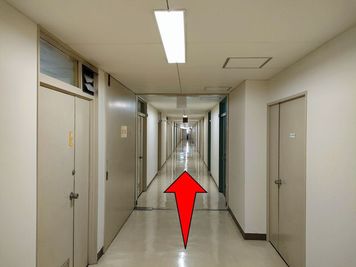 順路８：3F廊下 - 谷町六丁目 貸し会議室の入口の写真