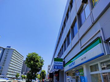 順路４：ファミリーマート - 谷町六丁目 貸し会議室の入口の写真