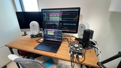 macbookは備わっていません。（ノートPC持ち込み推奨）
logic pro入りのmac(左)とモニタ(右)はお使いいただけます。 - ひとりRecスタジオの室内の写真