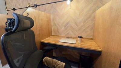 【1人用個室ブース2】駅近5分 隠れ家カフェラウンジ☕️コーヒー無料/高速Wi-Fi/専用コンセント - 🌟1日利用がお得🌟コワーキングスペースBuzz Work