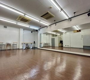 ダンススペース横7ｍ×奥行き4.2ｍ、ミラー高さ1.8ｍ×幅4.8m - Dance Studio DITTO 布施店の設備の写真