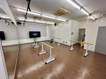 バレエバー1.5m4台あります。 - Dance Studio DITTO 布施店の設備の写真