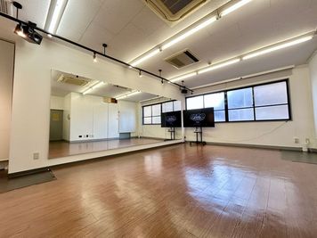 ロールカーテンを上げると南向き窓から自然光いっぱいの空間になります。 - Dance Studio DITTO 布施店の室内の写真