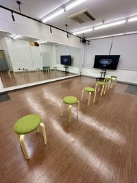 教室に便利なスツール６脚あります。 - Dance Studio DITTO 布施店の設備の写真