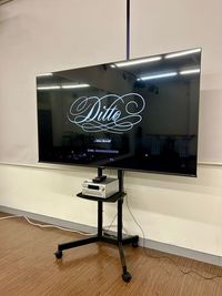 65インチ、ネット接続大型モニター。音声はスタジオスピーカーに流せます。 - Dance Studio DITTO 布施店の設備の写真