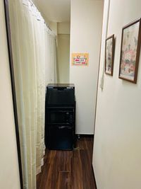 向かって左にお部屋があります（廊下からの仕切りはカーテンです） - レンタルサロンLapis高田馬場 １号室の室内の写真