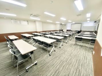 【PARM-CITY131貸会議室　Room4A】数日間の資格取得講座利用も便利｜数日利用時はレイアウトそのままで荷物保管可能（9:00-21:30予約のみ）｜ - PARM-CITY131貸会議室 仙台｜PARM-CITY131貸会議室　Room4A｜最大59名の室内の写真