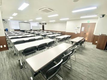 【PARM-CITY131貸会議室　Room4A】商品展示会や作品展示会利用実績もございます｜ピクチャーレール・ダウンライトあり｜ - PARM-CITY131貸会議室 仙台｜PARM-CITY131貸会議室　Room4A｜最大59名の室内の写真