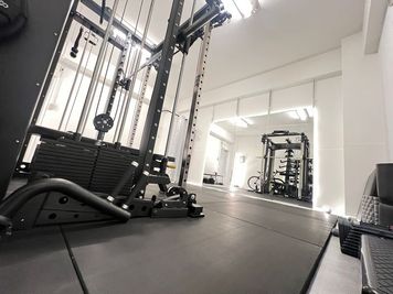 パーソナルジム&レンタルジム 『tigris gym』 統一感のある広々としたレンタルジムの室内の写真