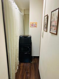 向かって右にお部屋があります（左側のカーテンの奥に隣室[1号室]があります） - レンタルサロンLapis高田馬場 2号室の室内の写真