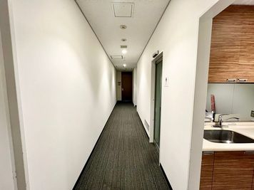 【給湯室や男子トイレを通り過ぎて、突き当りが当会議室です。（女子トイレは会議室の向かい側にございます。）】 - TIME SHARING 品川センタービルディング SERFFICE CONFERENCEのその他の写真