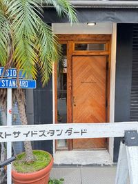 入り口は大きなヤシの木が目印 - West Side STANDARD 5席利用可能な貸切り美容室の室内の写真