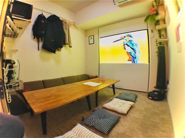 結構広い？！
大画面FULL HDロールスクリーン！！

テレビ（無料）
映画、ゲーム、スマホ、PC！ - 【遊び基地＆会議スペース】DECO新宿3丁目 🌈2名様⭕️【新宿】繁華街ど真ん中❣基地＆仕事！セルフ清掃必須の室内の写真