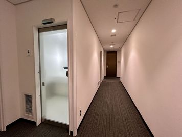 【女子トイレは、男子トイレの奥にございます。】 - TIME SHARING 品川センタービルディング 4階 Conference Room Aの設備の写真