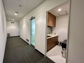 【給湯室とお手洗いは共用部にございます。】 - TIME SHARING 品川センタービルディング 4階 Conference Room Aの設備の写真